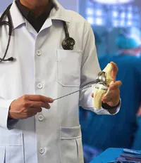 Traumatólogo especialista en hombro y rodilla