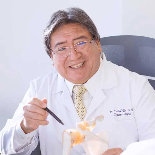 Traumatólogo especialista de hombro y rodilla